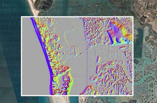 Дані лідарів, накладені на фотографію узбережжя 
